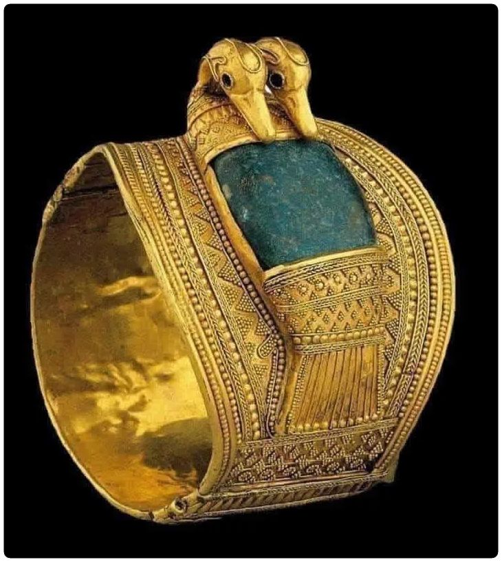 Vallée des rois
Bracelet en or et lapis-lazuli portant le nom de Ramsès II. On ne sait pas s'il les a portés, mais il offre un aperçu du contenu perdu de sa tombe. #archaeohistories