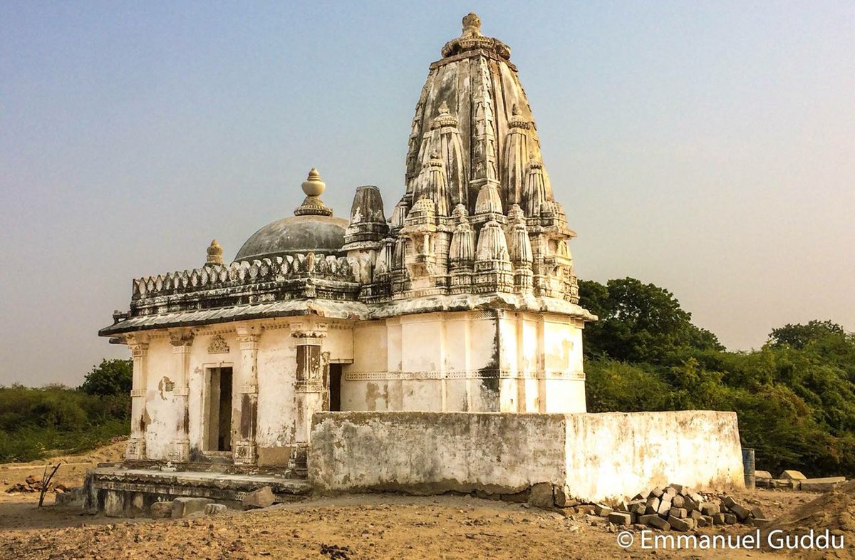 There are many Jain temples in Sindh, but mostly are around Tharparkar District. Here is a beautiful ancient Jain temple at Pari Nagar present Viravah near Nagarparkar, which was an important port of its time. When there was a sea here, Jain people used to trade here. 📸 @emnpk