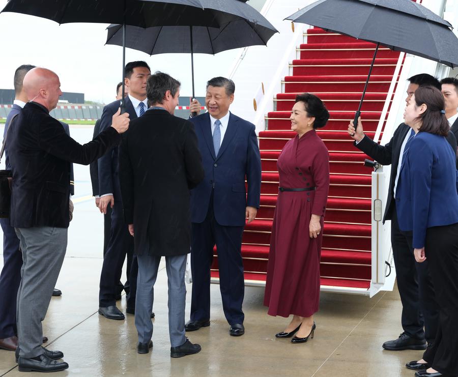 As Chinese President Xi Jinping landed in Paris on Sunday for a state visit to France, French Prime Minister Gabriel Attal greeted him at the airport with 'Nihao,' hello in Chinese. xhtxs.cn/TeQ