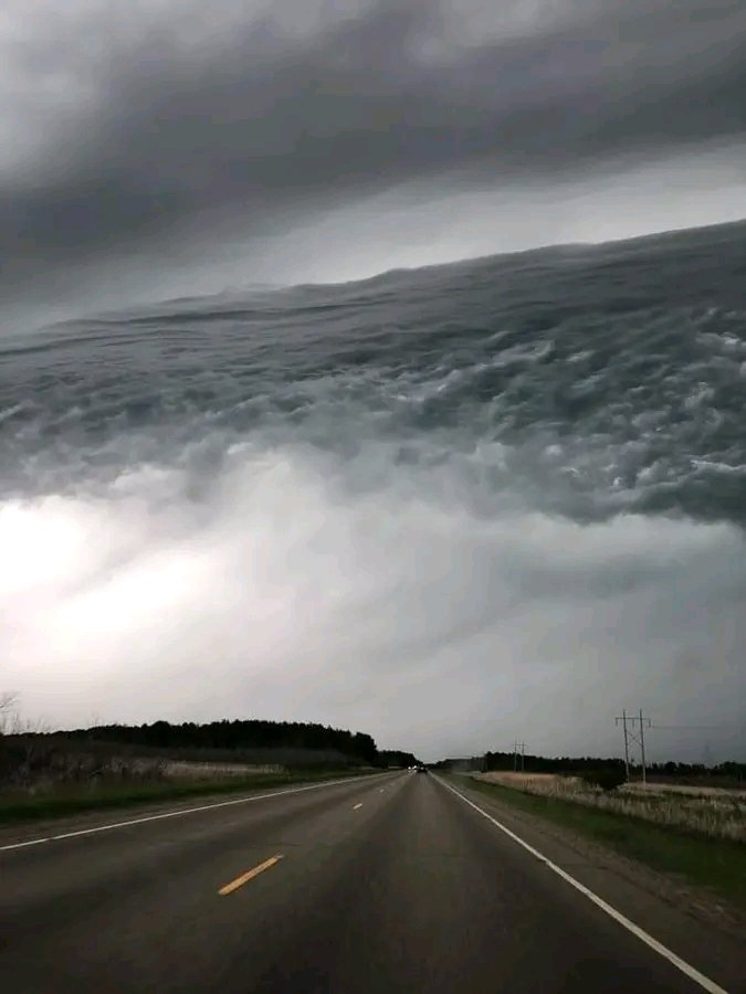 Essas nuvens são insanas  

Não, isso não é editado. Esta fotografia foi tirada por Theresa Lucas no centro de Minnesota