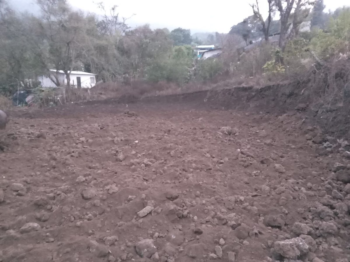 Cuerpo de Ingenieros del #EjércitoGT, efectúa trabajos de movimiento de tierra, para el levantamiento de plataforma de cimentación para la construcción de un polideportivo y salón comunal, en la aldea Calderas, municipio de Amatitlán.