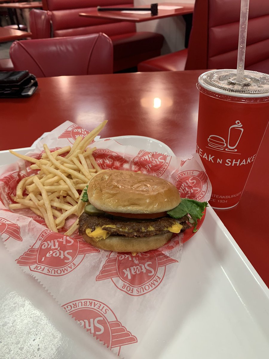 Late night burgers with Becca…onto Finals Week! 🥤🍔🍟📚👨‍🏫 #SundayDinner #SteakNShake #Burgers #WeekendVibes #FinalsWeek