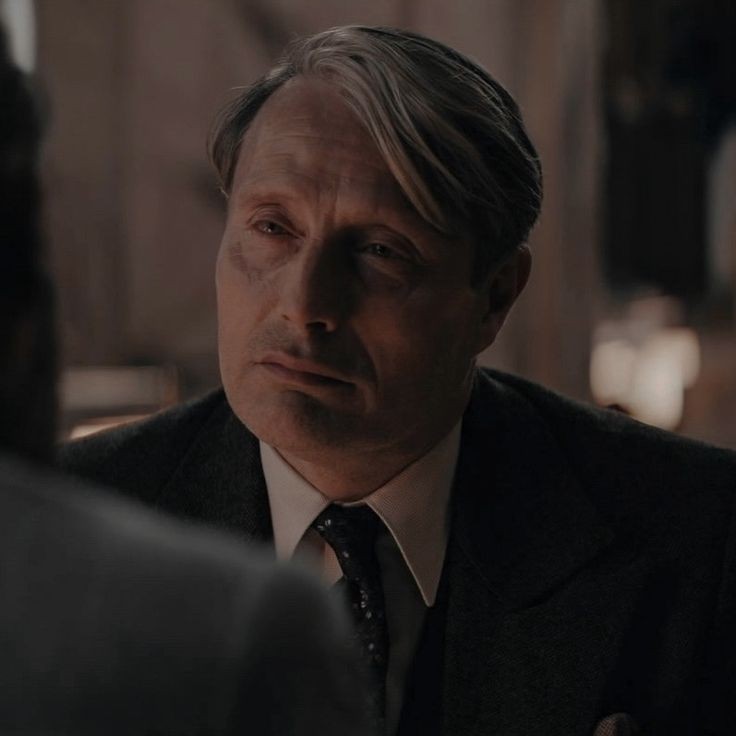 'Gellert Grindelwald amaba a Albus Dumbledore porque no era ordinario, porque era excepcional, porque solo amaba lo excepcional, porque jamás amaría lo ordinario. Finalmente él mismo era lo único que amaba, junto al bien.'