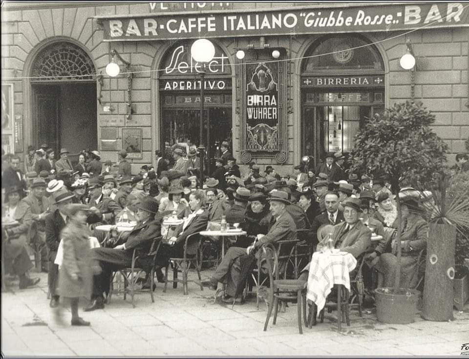 Il primo bar in Italia. Alessandro Manaresi che nel 1898 apre il primo bar a Firenze.

Oggi ci sono 150.000 bar.

Archivio foto Locchi📷