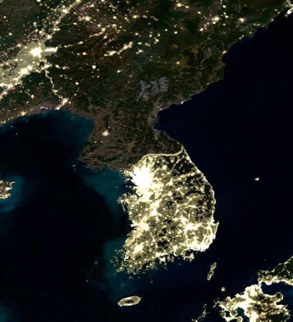 Mind-blowing satellite image showing the stark contrast between North and South Korea at night 🌃 One vibrant and electrified, the other dark and silent. This is the difference between capitalism and socialism. #CapitalismVsSocialism #KoreanPeninsula #EconomicSystems 🇰🇷🇰🇵