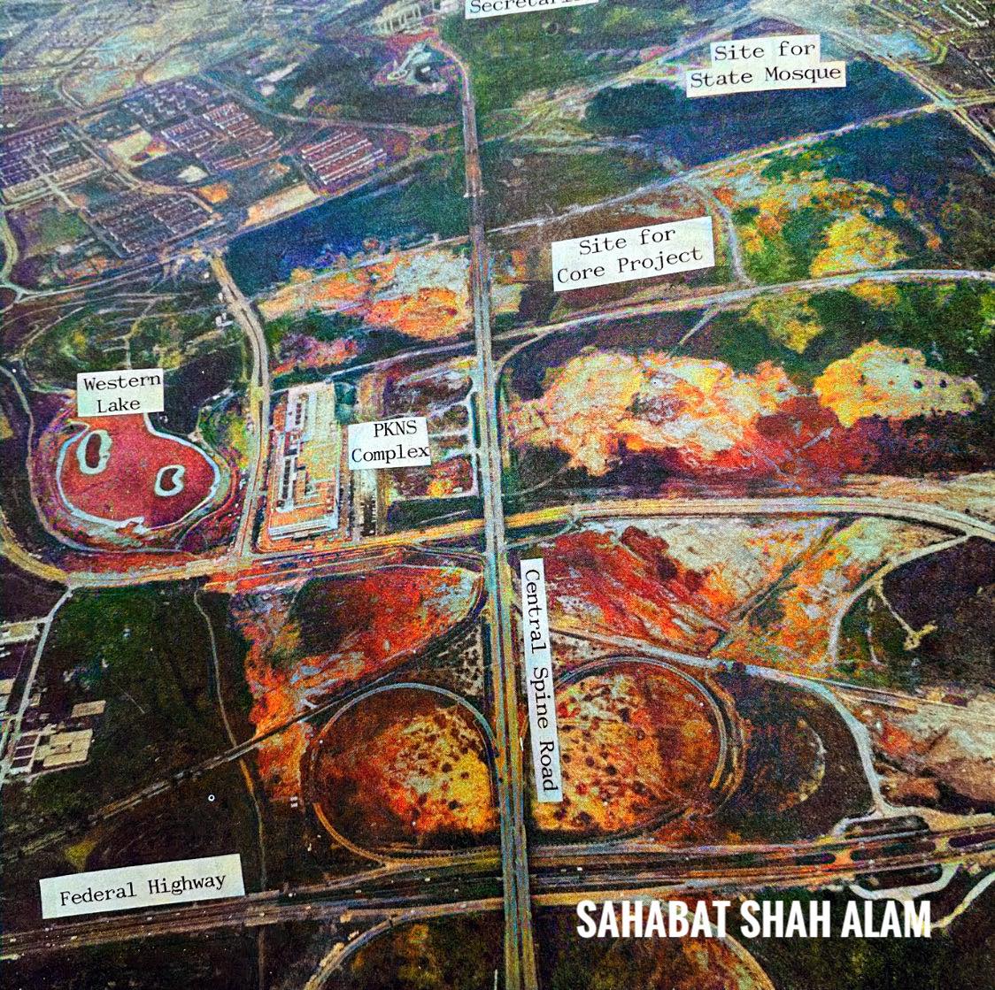 Gambar lama Shah Alam 1982
Kompleks PKNS siap dibuka tahun 1980
Rumah Seksyen 4 pun dah siap.
SUK masih dlm pembinaan.
even Tasik pun belum siap.
credit: sahabat shah alam