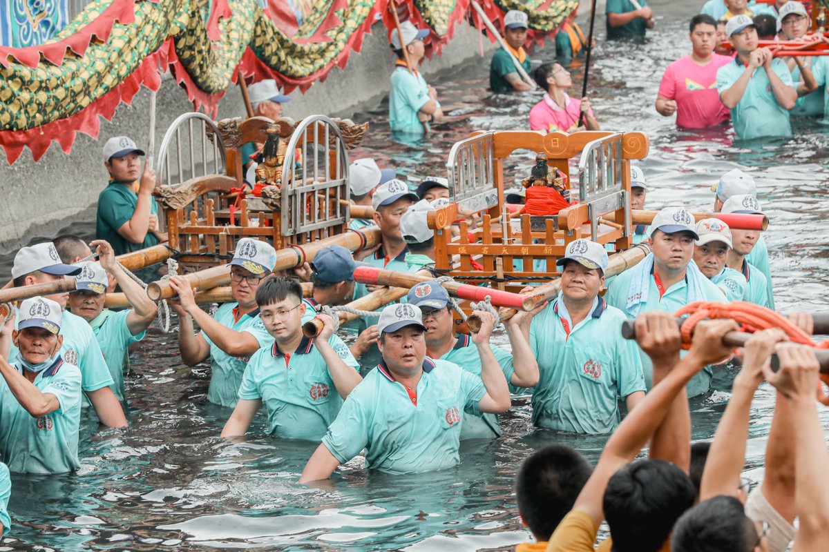 NOTICIASTaiwan's tweet photo. Tradiciones centenarias🙏
Devotos portan palanquines con estatuas de diversas deidades en medio del agua en el poblado de #Budai, en el sureño distrito de #Chiayi. Este ritual llamado “Procesión en el agua para recibir a los reyes visitantes”, se remonta a hace más de un siglo. https://t.co/oDtkGnpCQx