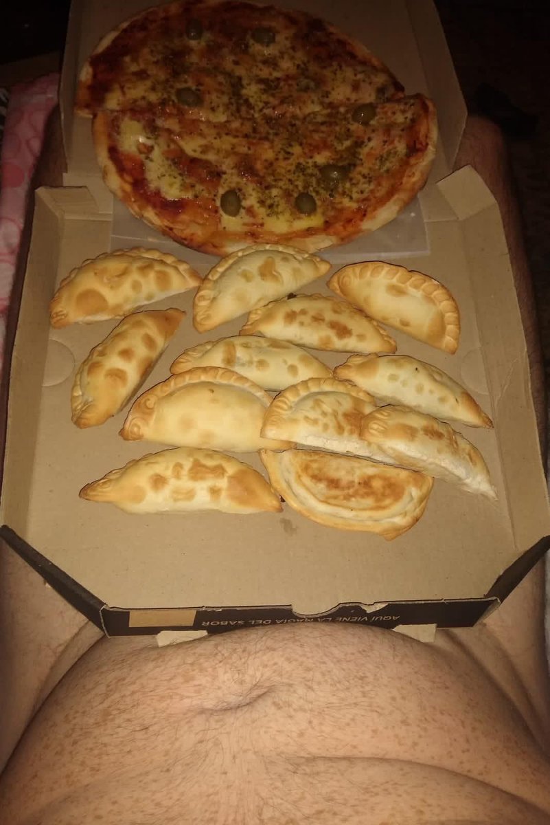 Me agarró el hambre nocturno y ahora no puedo respirar bien 
Me bajé todas las empanadas, me cuesta respirar