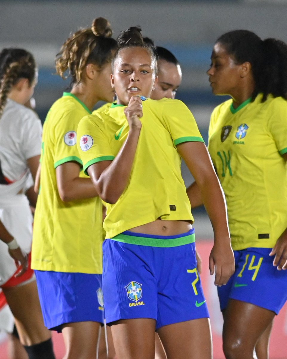 O orgulho de vestir a Amarelinha, né, Milena? É o Brasil na frente! 🇧🇷 🇧🇷 2x0 🇵🇪 | #SeleçãoFemininaSub20 #BRAxPER 📸 Staff Images / CBF