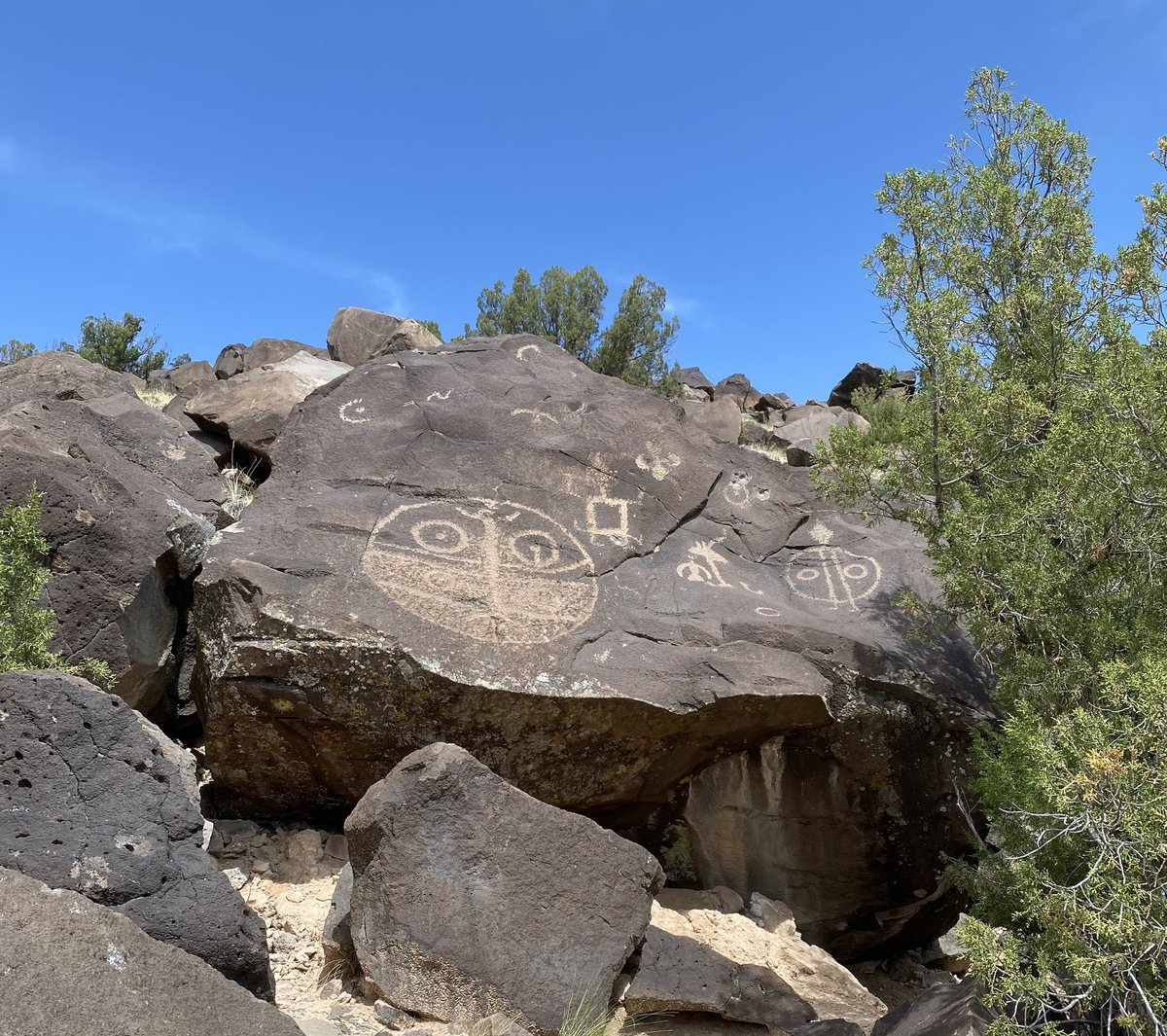 Messages from the past. Fantastic day at Mesa Prieta Peteoglyphs. #mesaprieta #petroglyphs #volcanics #newmexicotrue  #sfcc