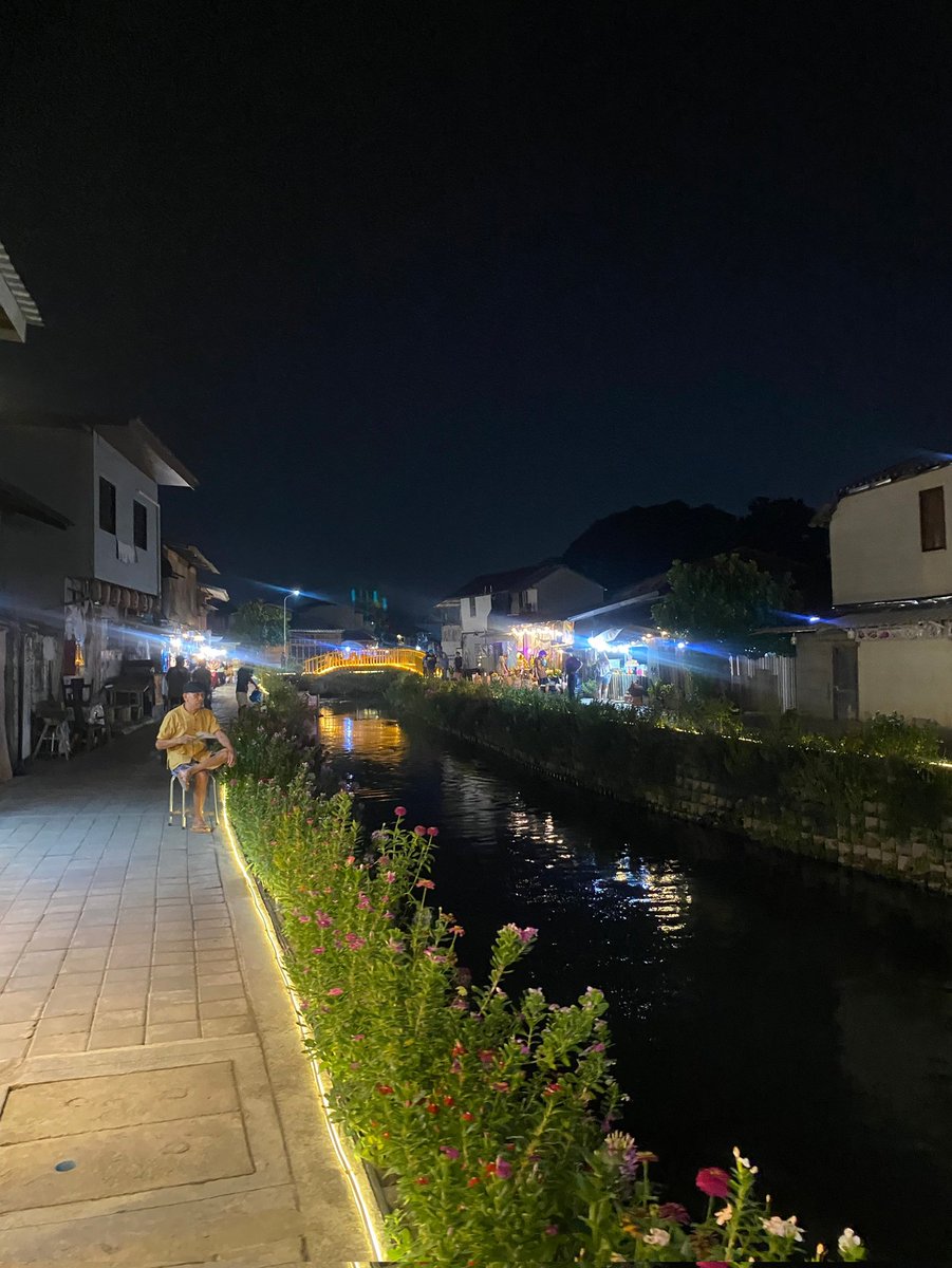 I took a stroll down the Khlong Mae Kha canal last night. Noticeably less tourists around. They've done a great job with this rejuvenation project. #thailand #thaitwitter