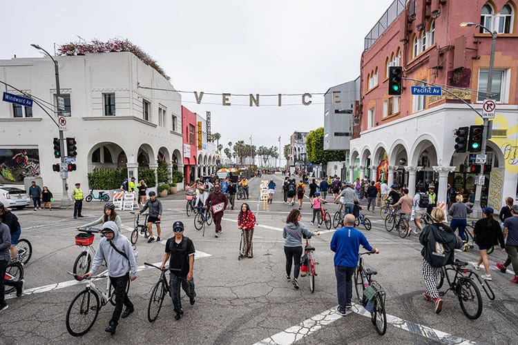 Photo Gallery: @CicLAvia – Venice Blvd

Photo Gallery @ socalcycling.com/2024/05/03/pho…

#Cycling #Bicycling #OpenStreets #CicLAvia #VeniceBeach #CicLAviaVenice