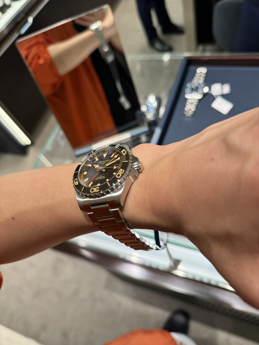 HAL321's tweet image. ロンジンのダイバーズのgmtかっこいいです
ブラウンてのがオトナな感じですね

これつけて綺麗な海が見える海外のホテルとか泊まってみたいです