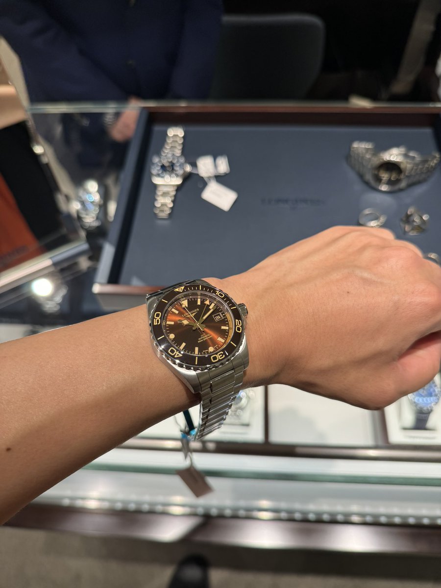 HAL321's tweet image. ロンジンのダイバーズのgmtかっこいいです
ブラウンてのがオトナな感じですね

これつけて綺麗な海が見える海外のホテルとか泊まってみたいです