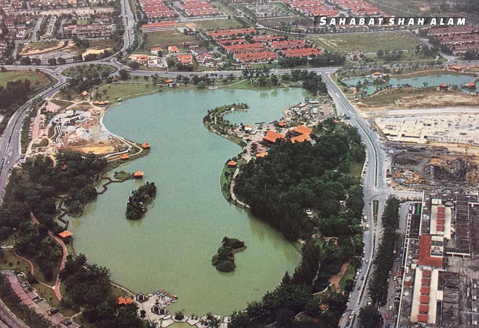 1987-1988: Taman Tasik Shah Alam diawal pembangunan Shah Alam. 
Kelihatan Kompleks PKNS disebelah kanan bawah. Manakala Menara MRCB, Plaza Alam Sentral dan BNM belum wujud lagi masa tu
SK Raja Muda dan rumah teres di Seksyen 2, 3 & 4 telah lama diduduki
Credit : Sahabat Shah Alam