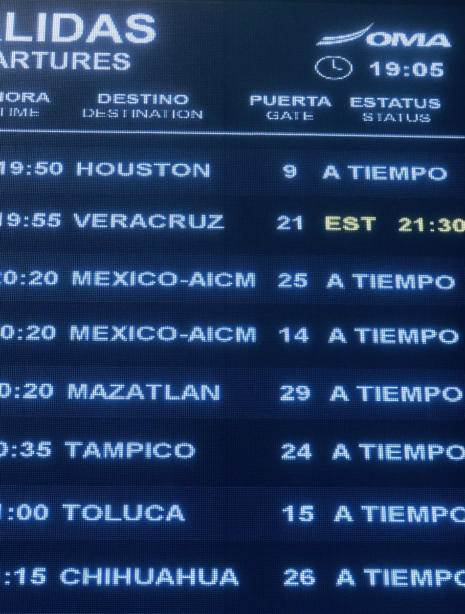 Pues con la novedad, (Es ironía), que @VivaAerobus “como de costumbre”, tiene retraso de 2 horas en el vuelo de Monterrey a Veracruz!’ Salíamos a las 7:40 y ahora hasta las 9:30, y no conformes con romperte las pelotas por retraso, y al preguntarles son groseros, descorteses.