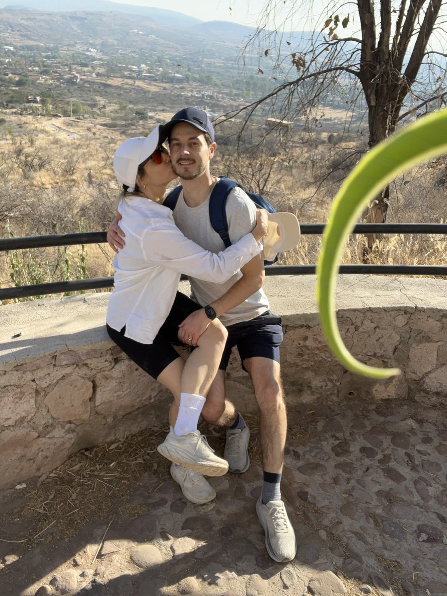 Find someone who you can do early morning hikes with 🚶‍♀️‍➡️⛰️ 🥰 #stayactive #activecouple #activefamily