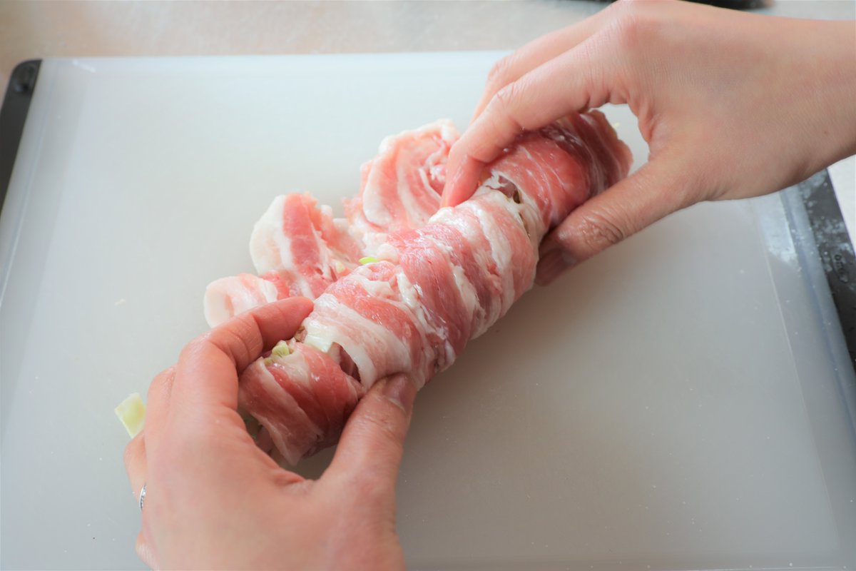 gucci_fuufu's tweet photo. 食材2つ！巻いて焼くだけなのに大絶賛される神レシピ！
甘辛ダレでごはんのおかわり止まらない！

【巻いて焼くだけ♪キャベツの豚肉巻き】

豚肉にキャベツをのせ、巻いて焼く。焼き色ついたら、しょうゆ、みりん、砂糖、しょうがのすりおろし、照りをつける。

お弁当のおかずにも◎

詳しいレシピ👇 https://t.co/YGhtHbha6h