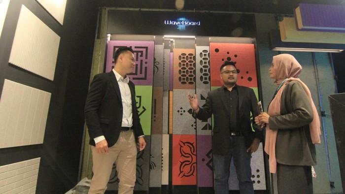 detikfinance's tweet photo. #Foto WaveBoard dengan bangga mengumumkan peluncuran produk-produk akustik. Produk ini menjadi inovasi untuk industri akustik. 

>> https://t.co/ZXjEUm8E9I

Foto: detikcom 

#detikfinance #waveboard #industriakustik https://t.co/XuFzarxsND