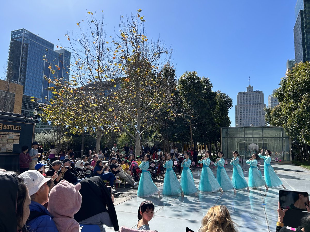 The Helen Dance Academy performs Flowy Long Sleeves today from 2-3 p.m. at TJPA's Salesforce Park Main Plaza 🌻 Enjoy the show!