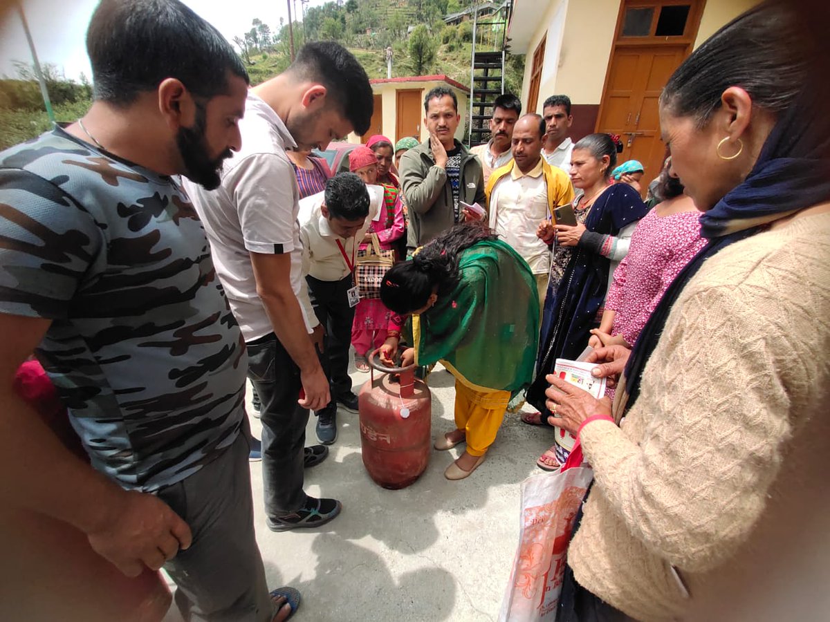 #SafetyClinic by Rao Gas Service, Mandi at Sanwar, Shimla IDO @ioclpunjab Trg on Safe practices in LPG usage & handling, PDC, EKYC, BsC,emergency helpline,ftl & high thermal hot plate,no. update, #composite cyl imp. of #Surakshahose & Mobile seeding @DirMktg_iocl @IndianOilcl