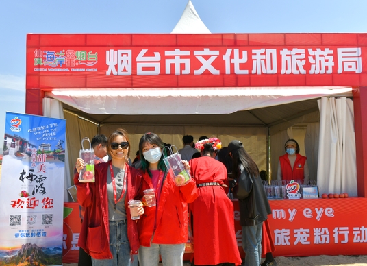 Who wouldn't want free apples!? During #labourday2024 Yantai Culture and Tourism Bureau had free #Yantai apple giving-aways! Jealous!