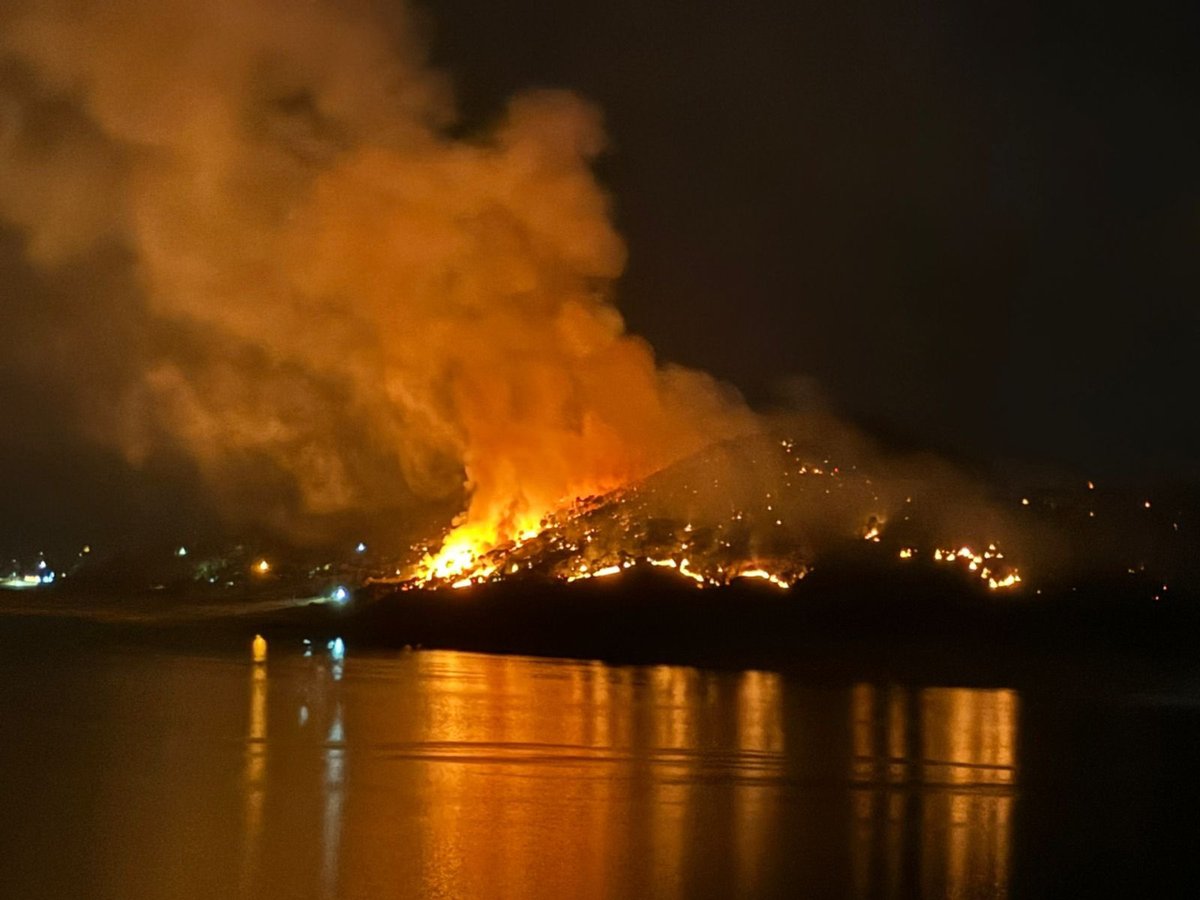 #EnBreve 🔥

Un fuerte incendio forestal consume zonas del Velo de Novia y Cualtenco, en #ValleDeBravo. Elementos de Probosque y Protección Civil ya combaten el siniestro. 

📸 Redes Sociales