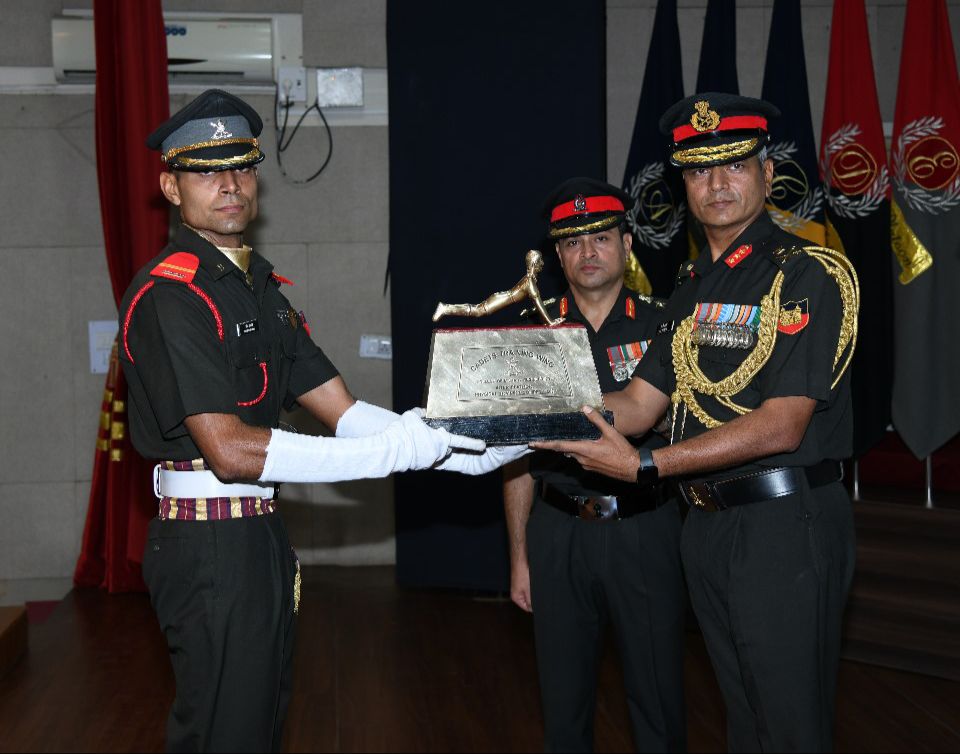 '𝐀𝐰𝐚𝐫𝐝 𝐂𝐞𝐫𝐞𝐦𝐨𝐧𝐲 𝐨𝐟 𝐓𝐄𝐒-43 𝐂𝐨𝐮𝐫𝐬𝐞 - 𝐂𝐓𝐖 𝐂𝐌𝐄'

Meritorious #OfficerCadets of TES-43 Course of Cadet Training Wing, #CTW, #CME, Pune were felicitated by Lt Gen AK Ramesh, the #Commandant.
#progressingJK#NashaMuktJK #VeeronKiBhoomi #BadltaJK #Agnipath
