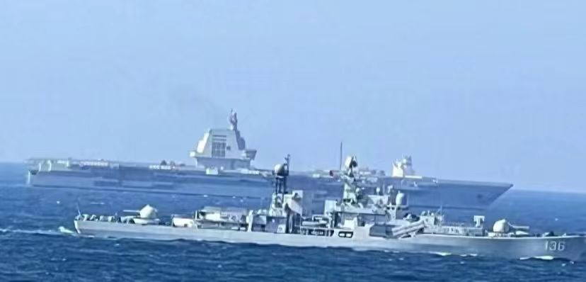 simba244300's tweet photo. 福建舰海试画面，现代级驱逐舰护航 #fujian #福建舰 https://t.co/UBBqUaHZcK