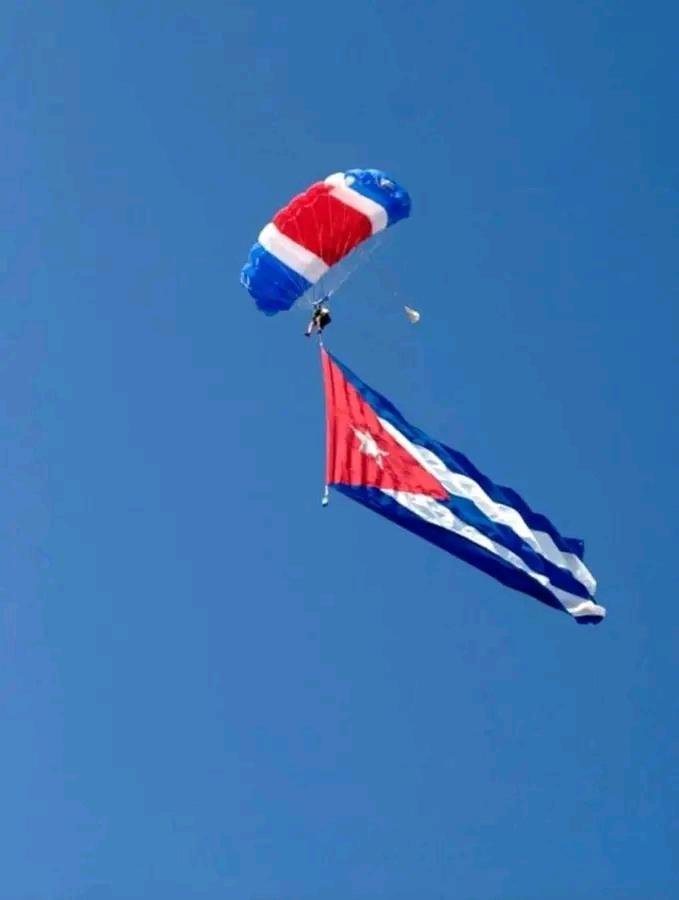 Una bandera que siempre estará muy alto, como la dignidad y la moral revolucionaria de nuestro heroico pueblo. #Cuba es y será socialista cueste lo que cueste.