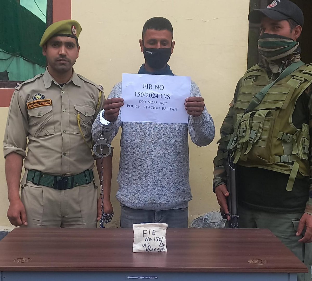 Police have arrested a drug peddler in Wussan Baramulla and recovered contraband Charas 32 grams like substance, 1 gold ring & cash ₹250/- from his possession.
@JmuKmrPolice
@KashmirPolice 
@DIGBaramulla 
@DCBaramulla 
@Amod_India