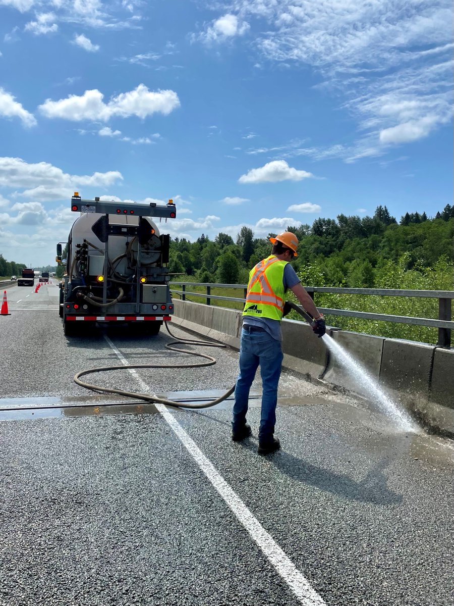 Mainroad Fraser Maintenance is actively performing spring maintenance along #BCHwy17! 👷🚧 Remember— bridge washing, sweeping, and other activities happen even during the night! Please watch out for crews. #DeltaBC #SurreyBC #SFPR #SouthFraserPerimeterRoad | @TranBC_LMD