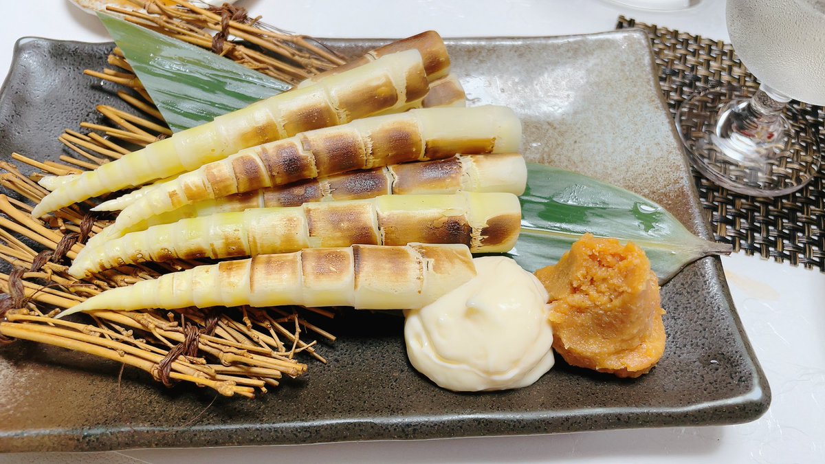 bisyokudoraku's tweet photo. 5月6日月曜日
美食道楽です🤗
本日‼️‼️
営業します🙌
良かったら、是非ご来店よろしくおねがいします🙏
昨日の人気🍴料理です💕
#炙り姫たけのこ
#ホヤ刺身
#わらびおひたし
そして…🤔
本日、ご来店してくれたお客様には…
山菜料理🍴
プレゼント🎁します🎊
是非是非‼️
ご来店お待ちしております🙇 https://t.co/C0g0zq0fel
