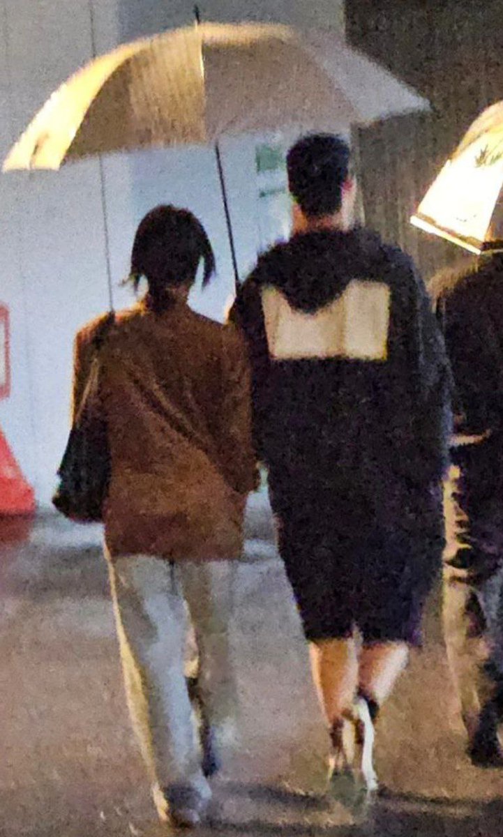 starfess's tweet image. Star lucu banget Eunwoo sama Moon Sua jalan bareng satu payung difotoin Sanha dari belakang udah kayak kamera D1sp4tch 😂
Jalannya rame2 sama member astro yg lain sama ortu juga