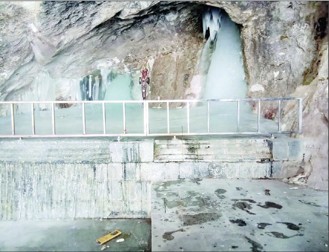 Amarnath Shivling. The latest picture from the Holy shrine Cave. Har Har Mahadev.