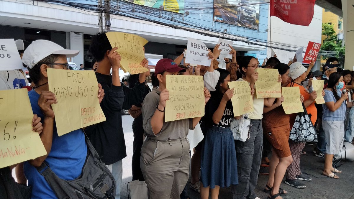 LOOK: Progressive groups gathered in front of Manila City Hall earlier to demand the immediate release of the Mayo Uno 6. The six youth activists were violently arrested by the police during the Labor Day mobilization on Wednesday. They have since been detained at the Manila…