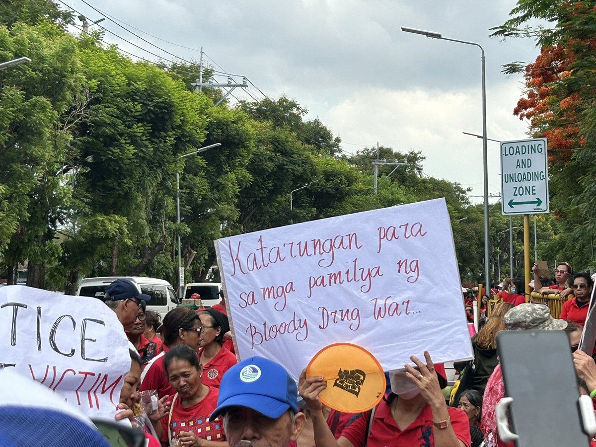 LOOK: Supporters of President Ferdinand Marcos Jr., who deemed themselves as “loyalists,” gathered outside the Senate complex on Monday, urging the administration to cooperate with the International Criminal Court and allow the entry of its probers in the Philippines. |…