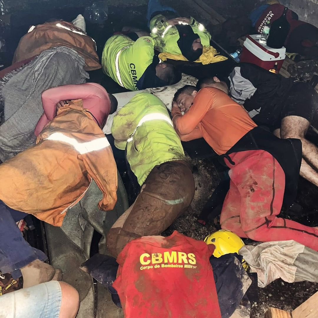 canoasmilgrau's tweet image. os meus heróis não morreram de overdose e muito menos são do BBB. Boa noite 👍🏻