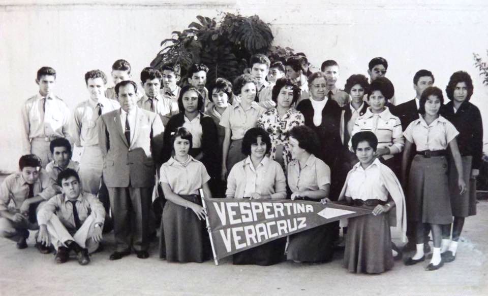 Alumnos y profesores de la entonces Secundaria vespertina “Veracruz” (hoy de Bachilleres) en una imagen cercana a los años sesenta. #XalapaenlaHistoria #XalapaconX #DiezAñosContigo