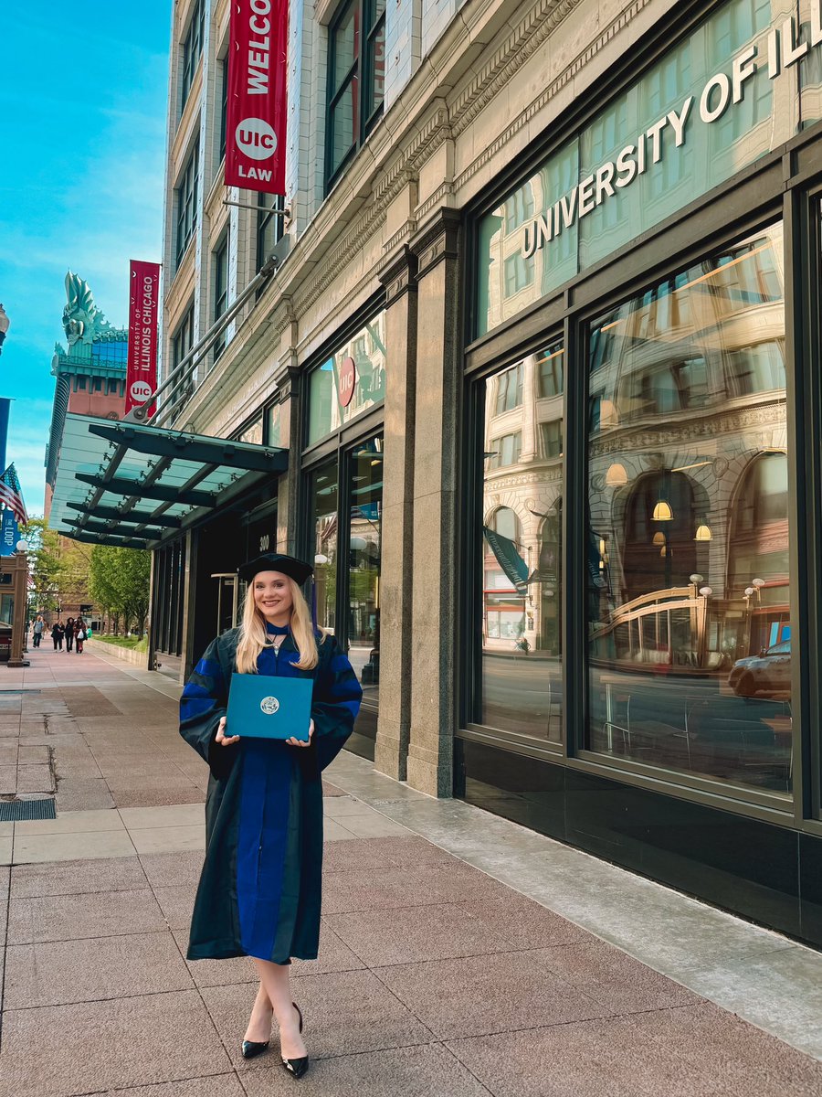 constancechron's tweet image. I graduated law school🎓 so blessed and proud🫶🏻 @uiclaw