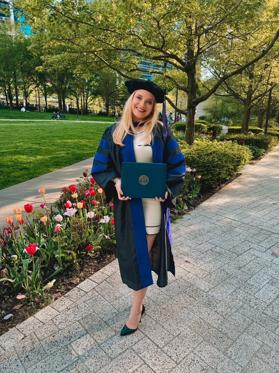 constancechron's tweet image. I graduated law school🎓 so blessed and proud🫶🏻 @uiclaw