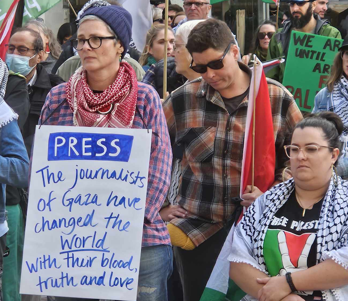 World Press Freedom Day: How it was observed in Aotearoa #NZ - by honouring the #Gaza journalists and their bravery. #CafePacific #AsiaPacificReport #WorldPressFreedomDay2024 #mediafreedom @UnPressed @PeterCronau @antloewenstein @palestine @OnlinePalEng 
davidrobie.nz/2024/05/auckla…