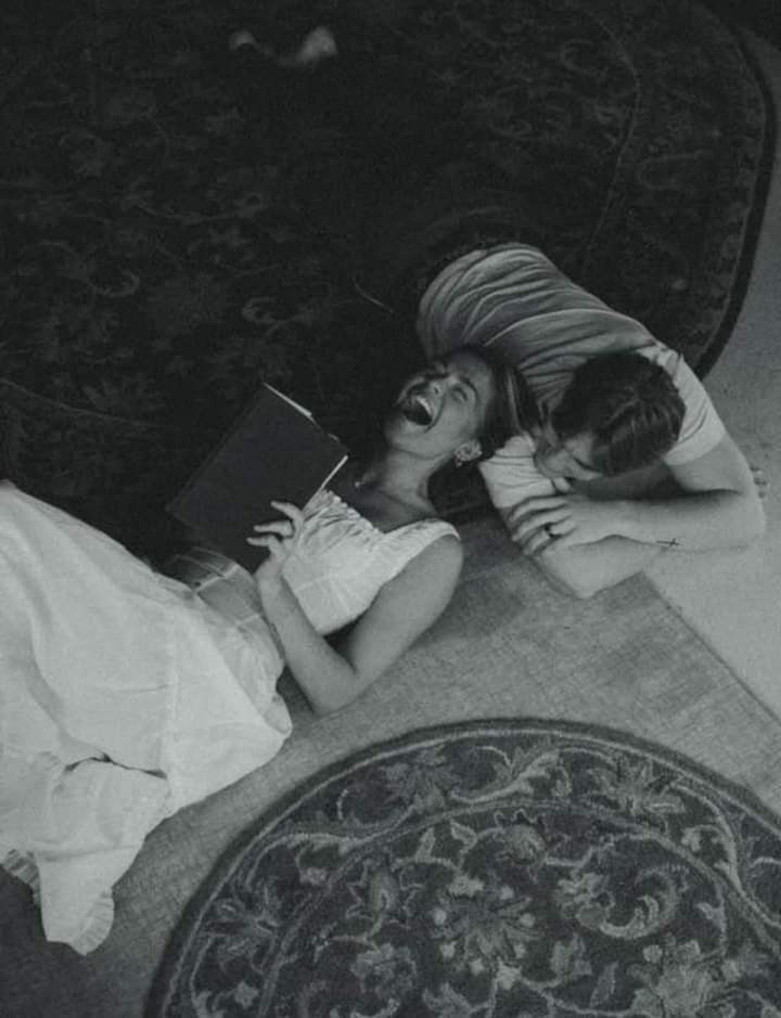 وقت کی قید میں زندگی ہے مگر,
 چند گھڑیاں یہی ہیں جو آزاد ہیں..! 🖤