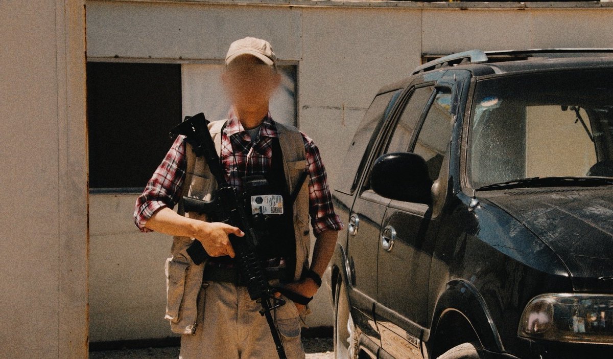 イラクで撮ってもらいました(大嘘) BlackでWaterな社員をイメージ。 ＃PMC装備