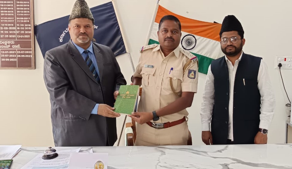 #Ahmadiyya Muslim representatives presenting the book 'Life of Muhammad' to Mr Mohammed Zubair, Addl. DM & Collector, Dist. #Ballari and Mr A.A. Sadalagi, SHO Devadurga, #Karnataka