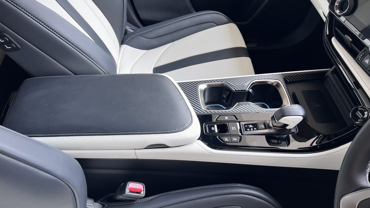 gotan_nx350h's tweet image. アームレストの作動油？？でFスポシートが汚れていたので再撮影しました😅
Fスポ&amp;amp;ヘーゼルがアツい今こそホワイト内装を推します！😁

#シンクデザイン
#ThinkDesign