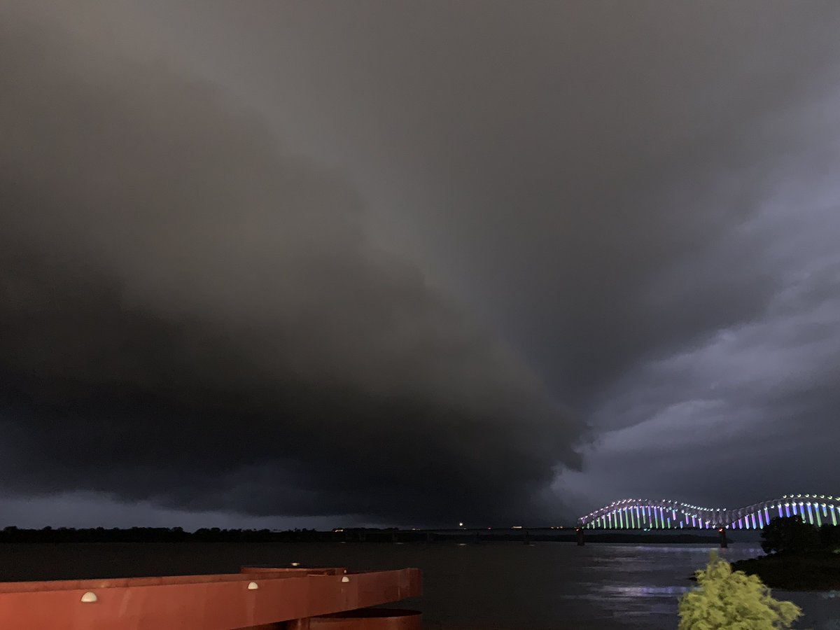 11:06pm Shelf cloud moving into the downtown area, backlit by lightning, view is WNW. @NWSMemphis