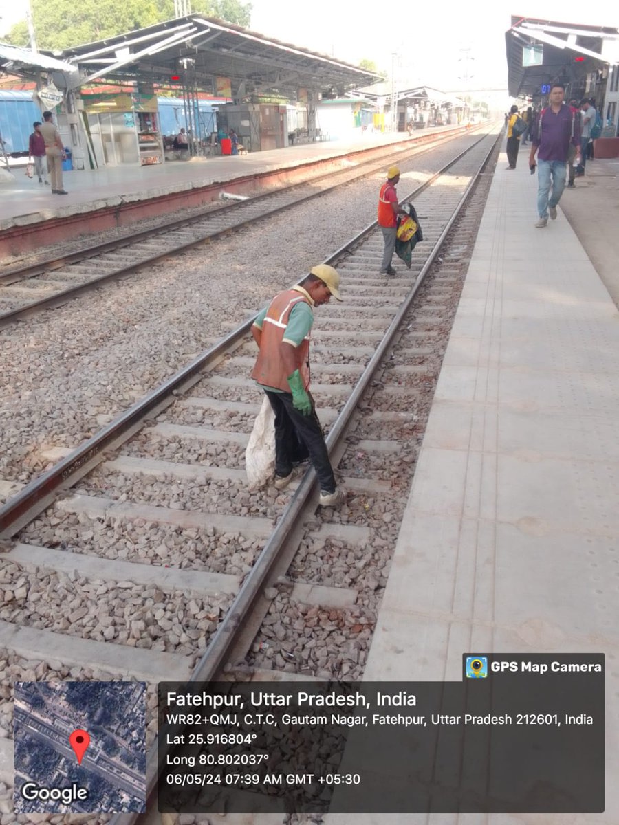 प्रयागराज मंडल के विभिन्न स्टेशनों पर रेलवे स्टेशन की पटरियों पर भी स्वच्छता का रख-रखाव अच्छे से किया जा रहा है। #SummerSpecial