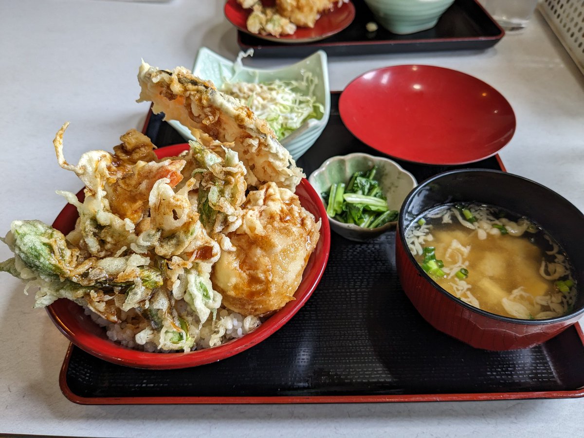 昼は塩尻の｢彦一｣さんで名物の天丼。
国道から1本外れた田園地帯の中に佇む隠れ家的なお店でずっと前から気になってました。