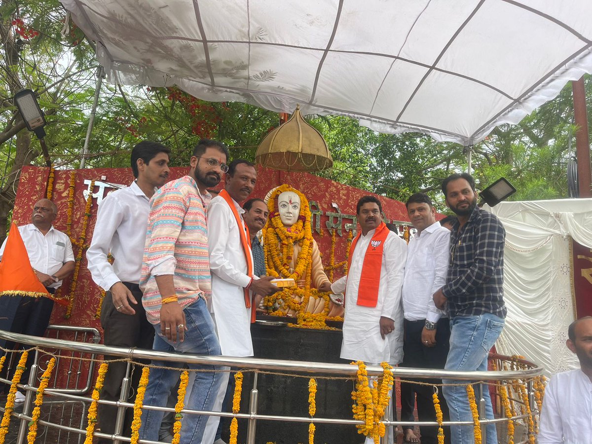 5 मई को देवास सांसद श्री @MahendraForBJP से मुलाक़ात हुई और सेन जी महाराज की जयंती पर माल्यार्पण करने का अवसर प्राप्त हुआ। 
#अब_की_बार_400_सौ_पार #फिर_एक_बार_मोदी_सरकार #ModiKiGuarantee #bjpmadhyapradesh #BJP4MP #BJP4IND #BJP4Dewa